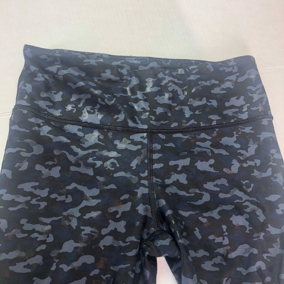 GapFit High Rise Blackout Camo Print 7/8 Leggings - Picture 7 of 8